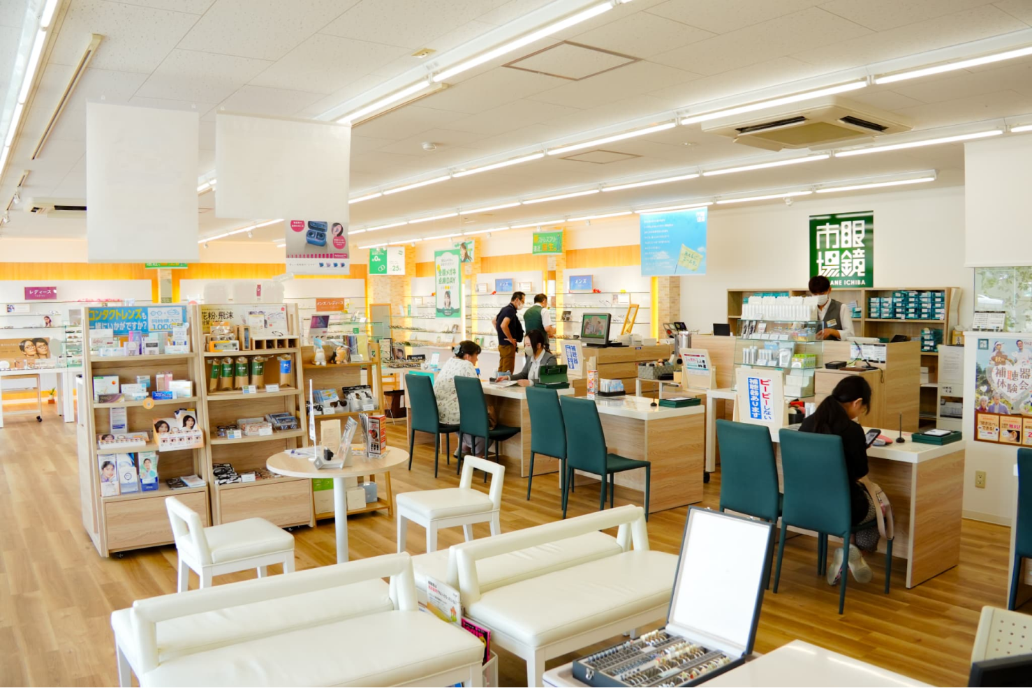 眼鏡店で接客をするスタッフ